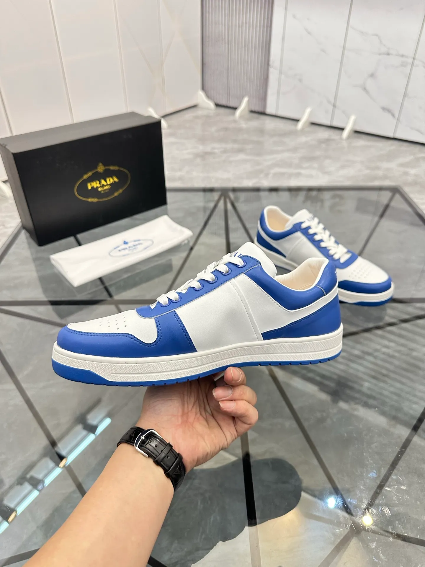 Men's shoes: 💰P400¥ Product trademark: Prada *"Prada*" low-top casual shoes Regular size: 38-44 (can be customized to 45) Product materials: imported cowhide upper, sheepskin lining, original outsole. Number: 020